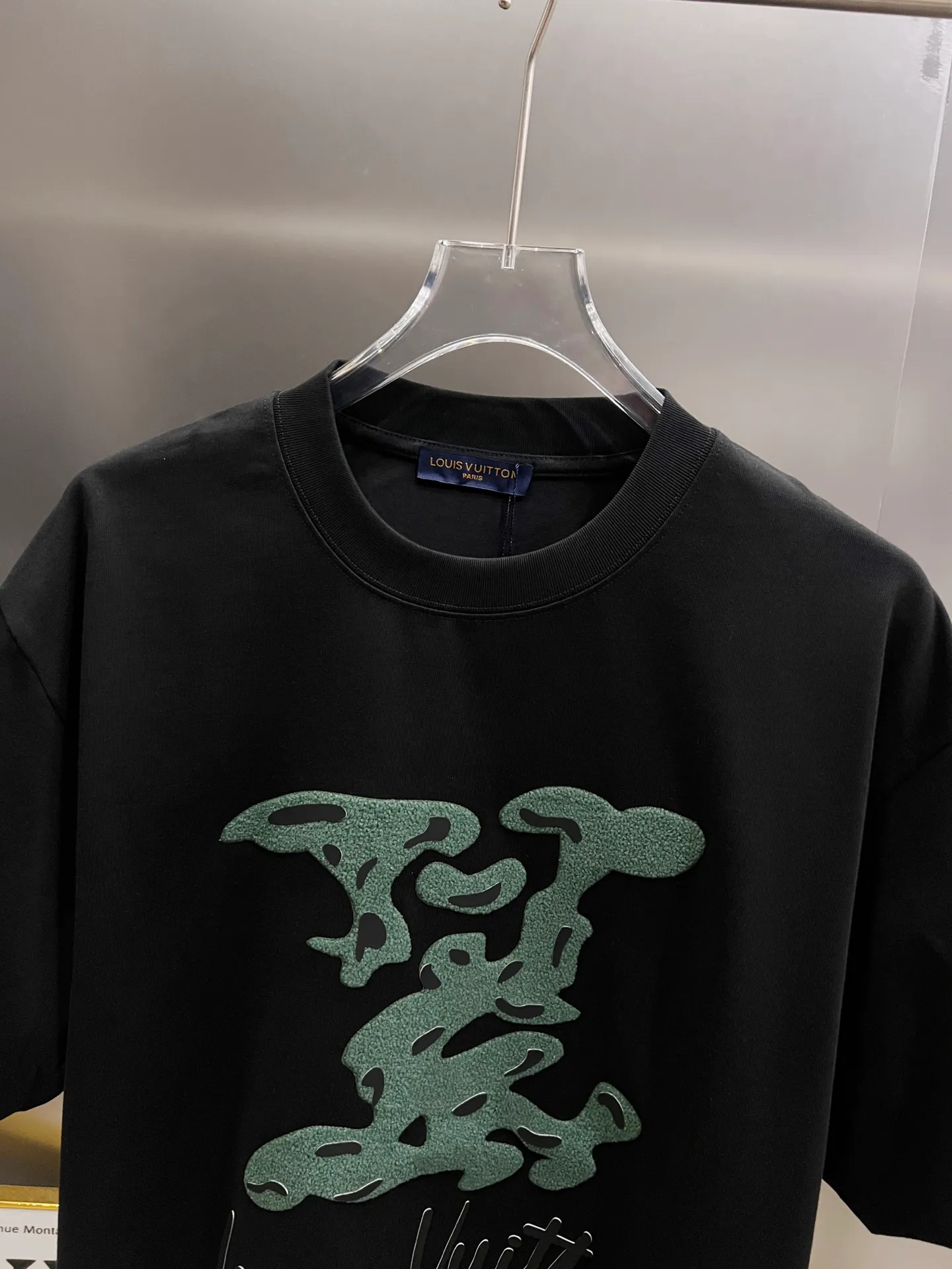 🅿️190 1v Louis* 2025 autumn and winter new style, classic big V letter three-dimensional craft design, high-end version! Highly breathable and comfortable, customized double-yarn plain cotton fabric. Short-sleeved T-shirt. Same style for men and women. Sizes S M L XL XXL Five sizes black white Angora red